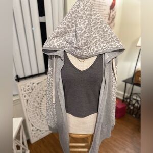 🆕🌿🩶SEW IN LOVE: GRAY Leopard Sleeves Hoodie w/Pockets SMALL